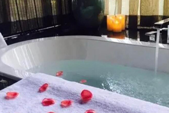 佛山水疗池中的失重冥想：当身体学会漂浮